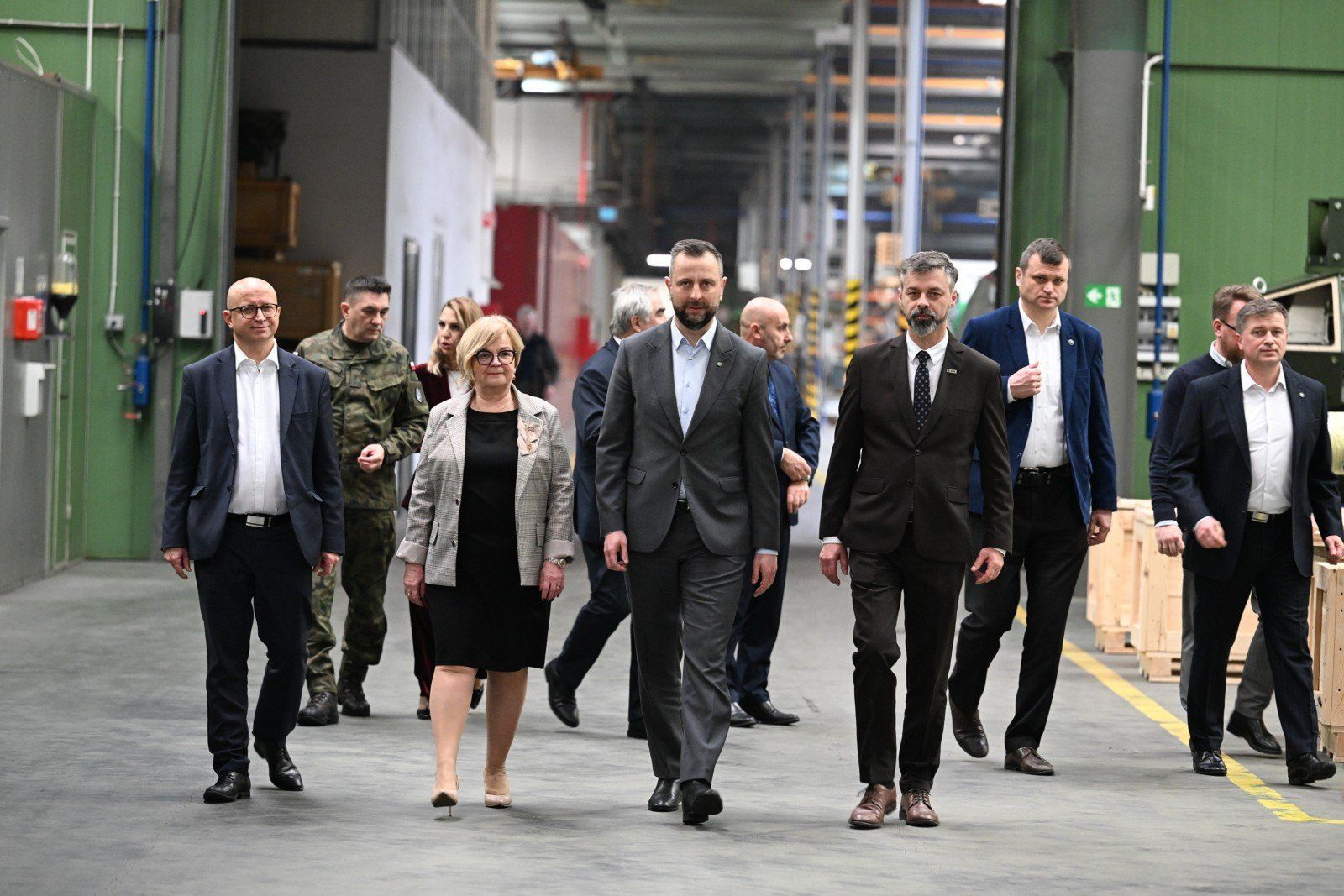 Wicepremier, minister obrony narodowej Władysław Kosiniak-Kamysz (C), wojewoda podkarpacka Teresa Kubas-Hul (C-L) oraz członek zarządu HSW Paweł Smogór (C-P) podczas uroczystości przekazania Siłom Zbrojnym RP pierwszych 15 seryjnych Bojowych Pływających Wozów Piechoty BORSUK.