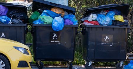 Utoną w śmieciach? Miasto nie odbiera odpadów