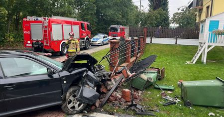 Gołkowice: Zasnął za kierownicą — Skoda uderzyła w ogrodzenie