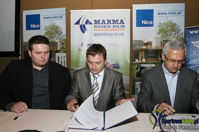 Lipiec 2009 r. Podpisanie umowy patronackiej. Od lewej: Damian Gapiński, Dariusz Górzny, Andrzej Witkowski (prezes PZMot)