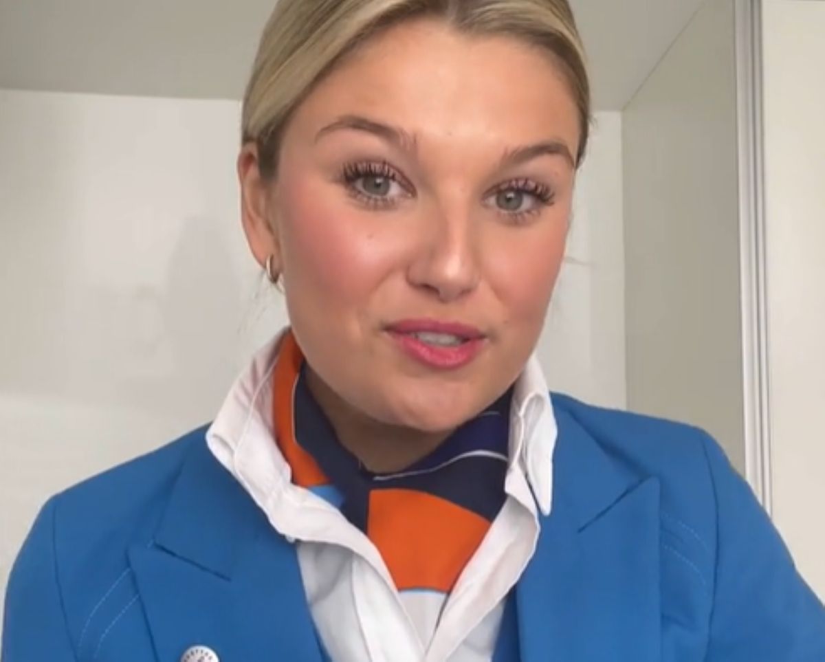 Stewardessa radzi, co zrobić najpierw po wejściu do hotelowego pokoju