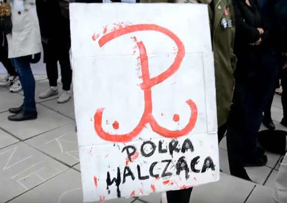 Zapadł wyrok ws. dorysowania piersi, do znaku Polski Walczącej. Decyzja sądu wywołała burzę