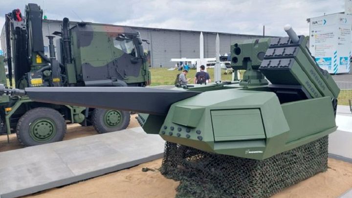 Wieża Skyranger 30 z wyrzutnią dziewięciu pocisków DefendAir.