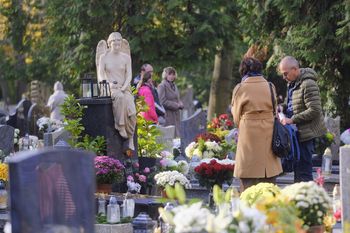 Poznań: Tłumy 1 listopada na cmentarzu jeżyckim