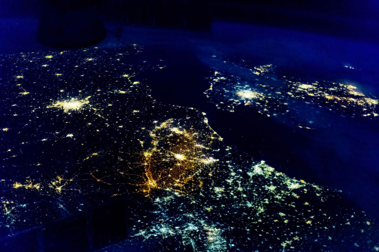 Zdjęcie z ISS pokazuje Europę Zachodnią. W centrum znajduje się Belgia, po prawej Holandia, po lewej francja, na górze po prawej Wielka Brytania. Żółte światłą to lampy sodowe, zielono-biało-niebieskie to lampy LED.