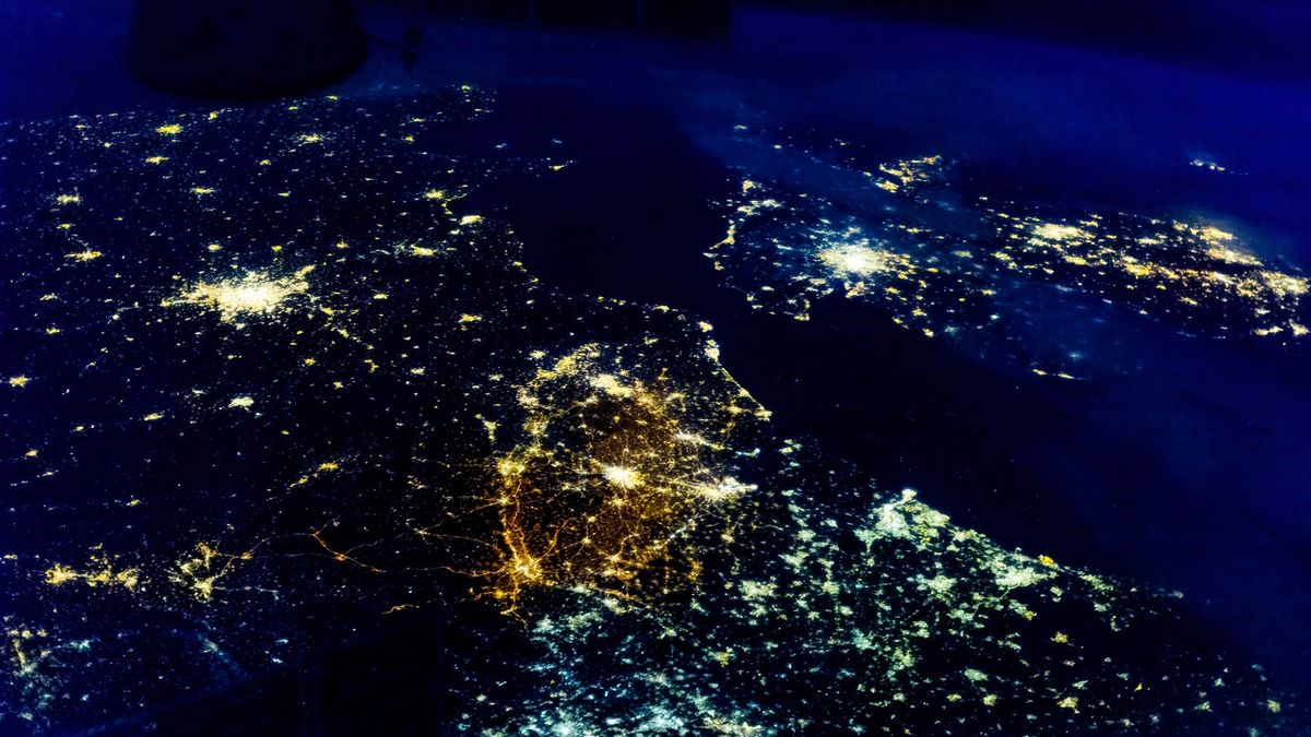 Zdjęcie z ISS pokazuje Europę Zachodnią. W centrum znajduje się Belgia, po prawej Holandia, po lewej francja, na górze po prawej Wielka Brytania. Żółte światłą to lampy sodowe, zielono-biało-niebieskie to lampy LED.