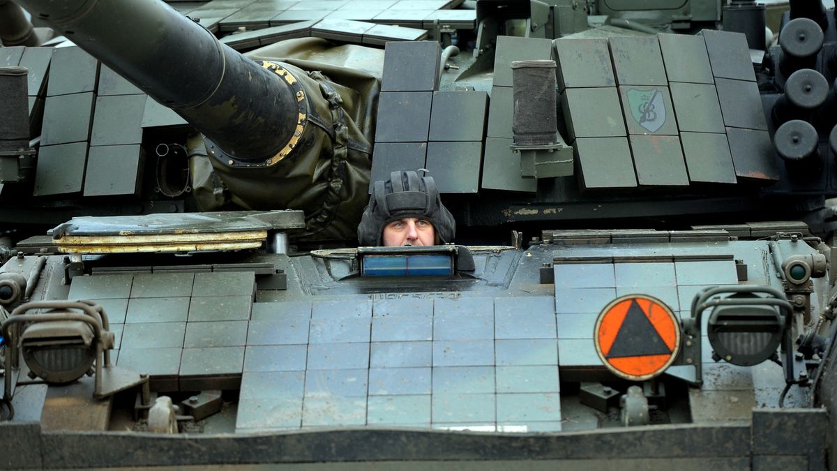 Drawsko Pomorskie, 23.01.2017. Polski czołg PT-91 Twardy podczas międzynarodowych ćwiczeń "Bison Drawsko 2017".