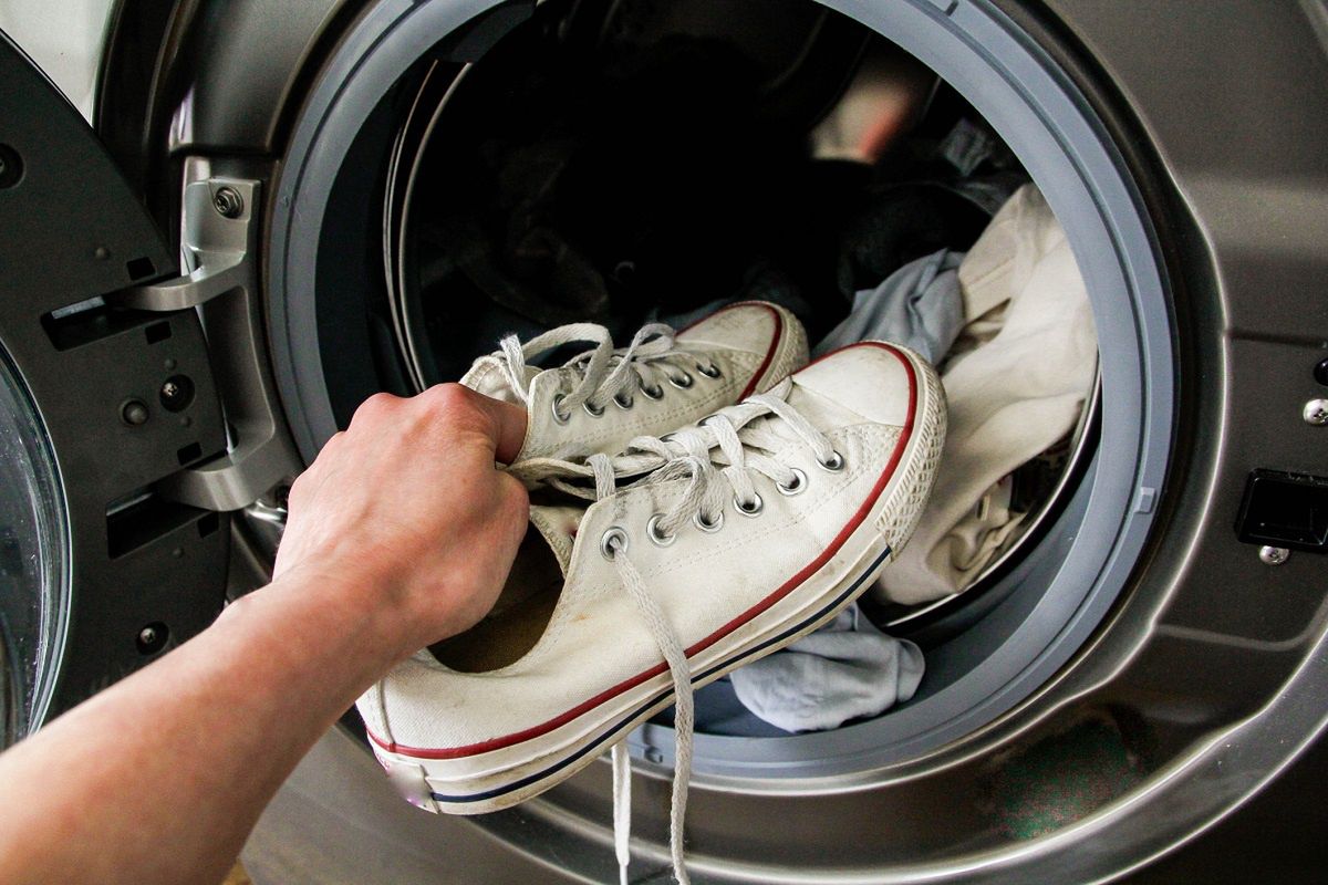 Aby prać buty w pralce, trzeba wiedzieć, jak poprawnie to robić.