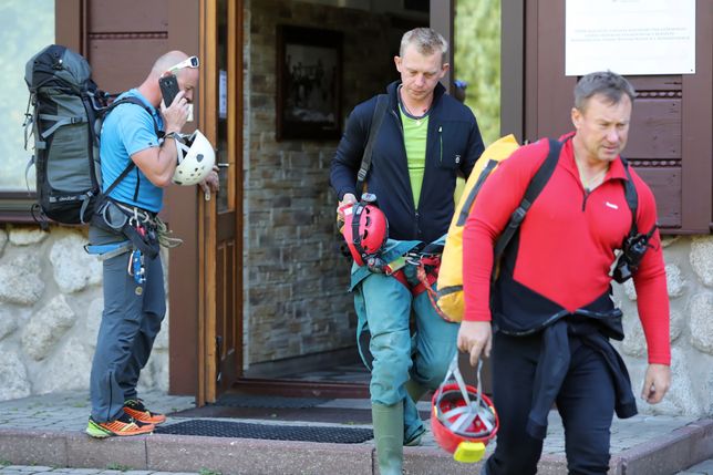 MontaÃ±as de Tatra.  Los equipos de rescate buscan hombres que desaparecieron en la Gran Cueva Nevada