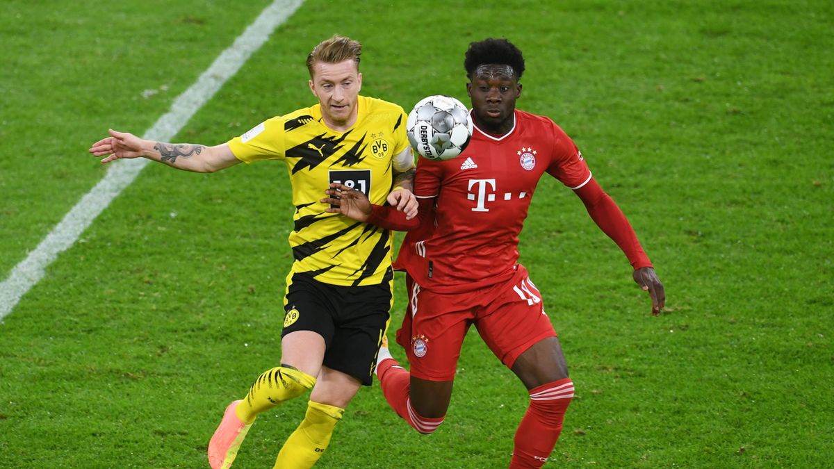 Alphonso Davies (z prawej) oraz Marco Reus