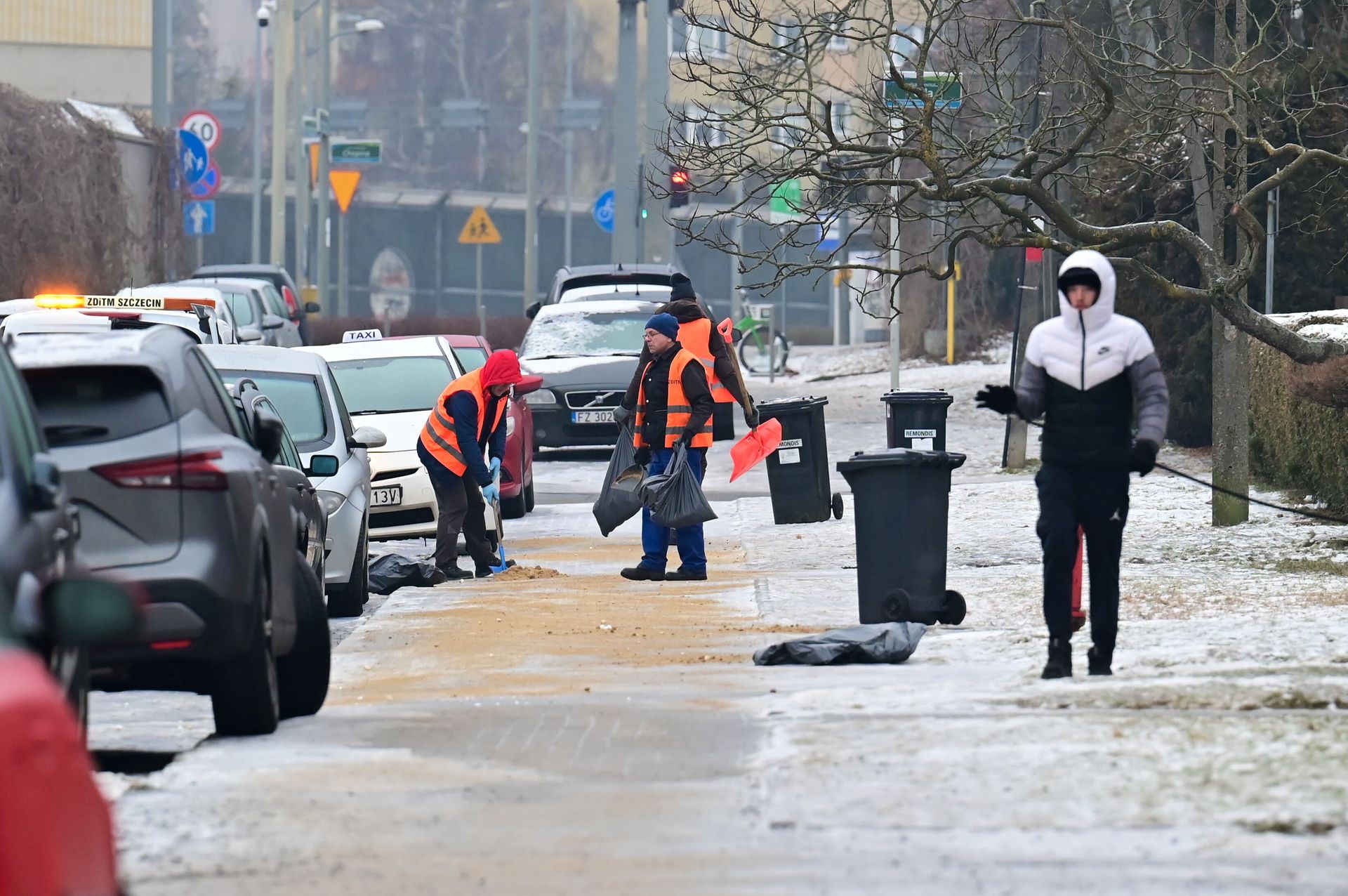 Ślisko na Warmii i Mazurach. DK15 zablokowana