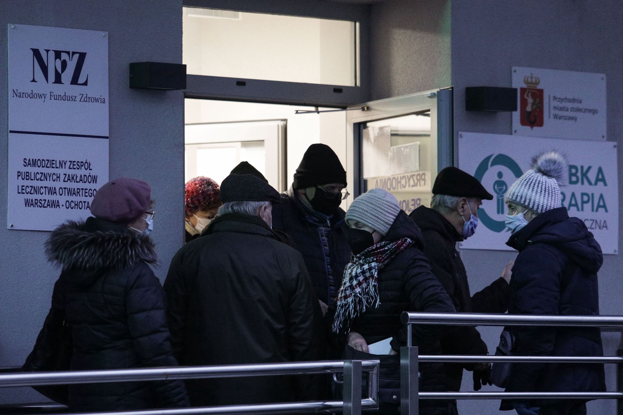 Kolejka seniorów do rejestracji na szczepienia na koronawirusa, Warszawa 22.01.2021 r.
