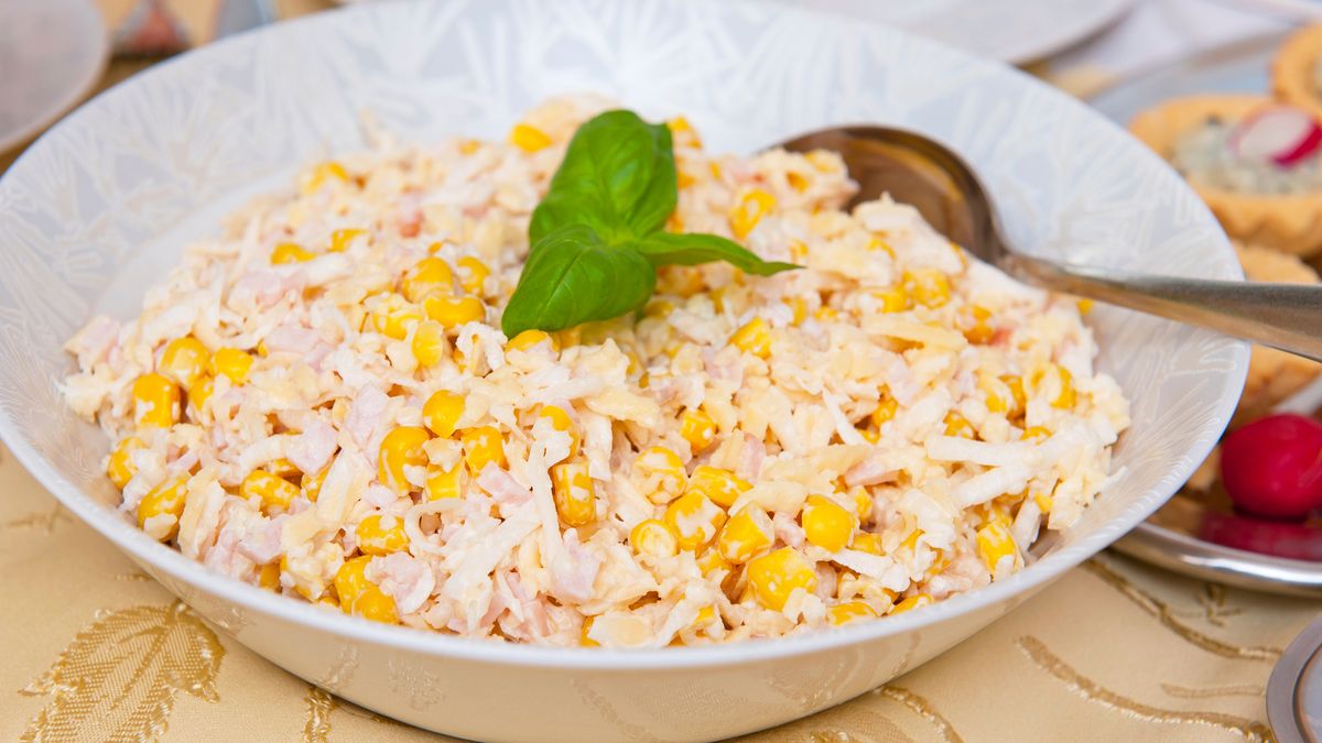 Ekspresowa sałatka z szynką, kukurydzą i serem