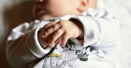 Koronawirus uszkodził mózgi dwójki niemowląt. Zakażone zostały w łonie matki