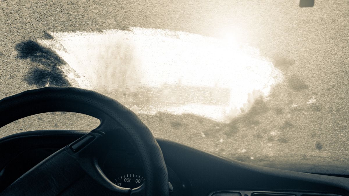 Dlaczego szyby w aucie zamarzają od środka?