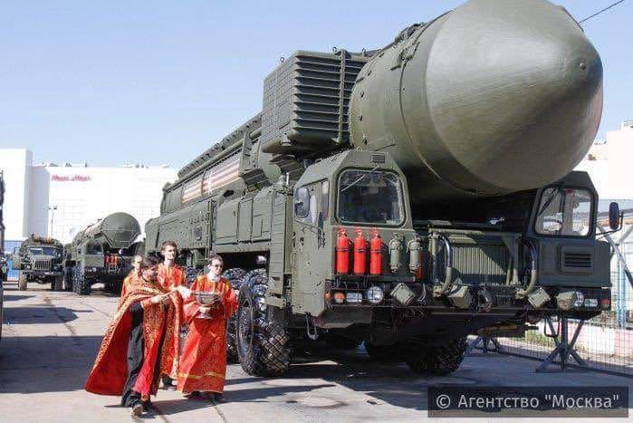 Kapłani prawosławni podczas obrzędu poświęcenia rakiety R-36M 