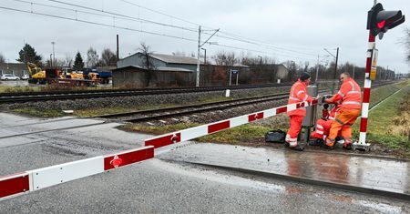 Incydent na kolei. Pociąg przejechał przy podniesionych rogatkach