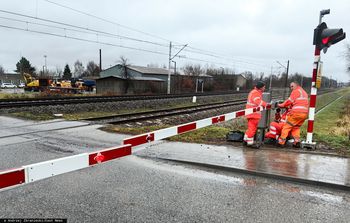 Incydent na kolei. Pociąg przejechał przy podniesionych rogatkach