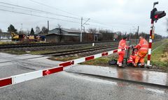 Incydent na kolei. Pociąg przejechał przy podniesionych rogatkach