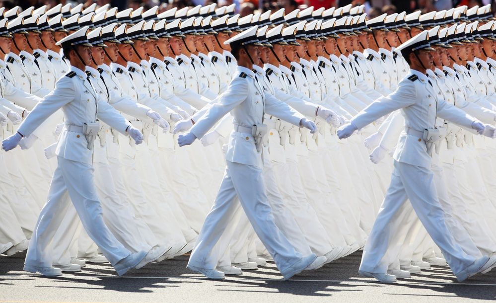 To się nazywa synchronizacja! Żołnierze Chińskiej Republiki Ludowej wiedzą, jak dobrze wypaść na oficjalnych paradach. Po prostu świetne!