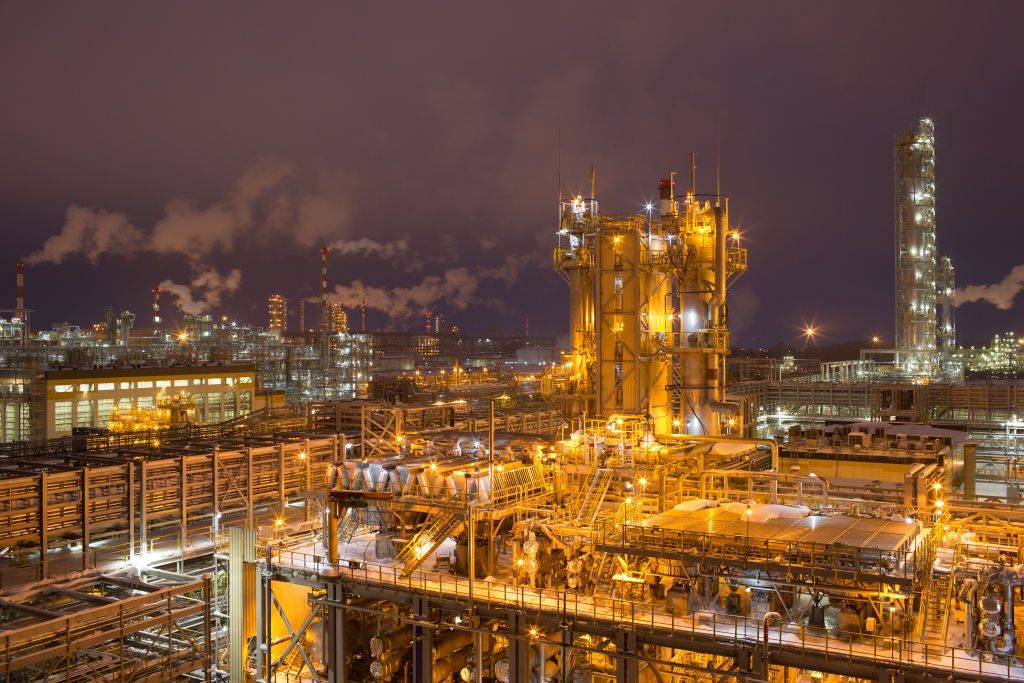 Ukraińskie drony w Rosji: Rafineria TANECO w płomieniach, 12 ofiar i eskalacja konfliktu energetycznego