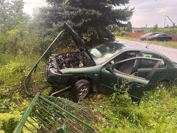 Pijany wjechał seatem w ogrodzenie. O pomoc w ukryciu auta poprosił policjanta