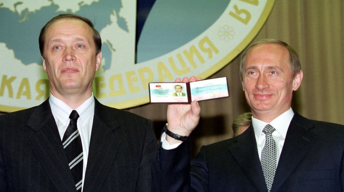 Prezydent elekt Władimir Putin pokazuje "legitymację" prezydencką. Obok niego szef centralnej komisji wyborczej Aleksander Wieszniakow. Moskwa, 6 maja 2000 roku
