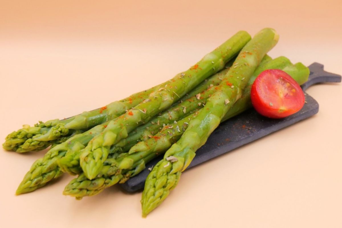 Szparagi – eleganckie warzywo z nieoczekiwanymi zaletami zdrowotnymi!