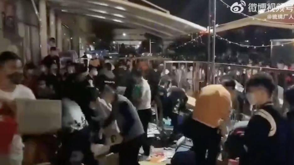 Mieszkańcy Szanghaju głodują z powodu lockdownu, jaki wprowadzono w ich mieście. Dochodzi do plądrowania marketów, ale i do samobójstw 