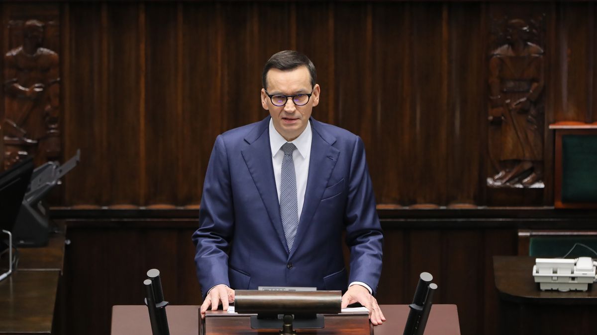 Warszawa, 11.12.2023. Premier Mateusz Morawiecki na sali obrad Sejmu w Warszawie, 11 bm. Premier Morawiecki przedstawia posłom program działania Rady Ministrów z wnioskiem o udzielenie jej wotum zaufania. (jm) PAP/Paweł Supernak