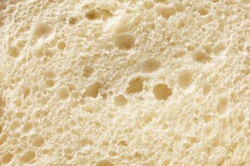 Tak upieczesz chleb bez mąki. Będzie wilgotny, sprężysty i napakowany białkiem