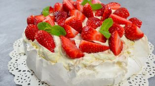 Beza z mascarpone i truskawkami. Lekka, słodka i kremowa