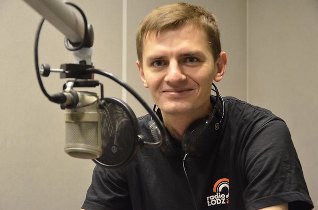 Bartłomiej Juszczak podczas pracy w studiu radiowym. Fot.: Kondrad Ciężki
