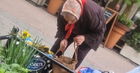 Tak 80-latka dorabia do emerytury. "Proszę, nie omijajcie jej"