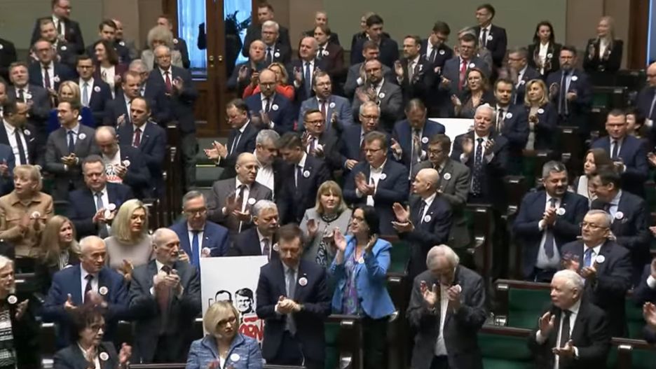 Polacy PiS skandowaniem zakłócili obrady Sejmu