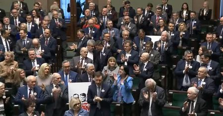 Nie chcieli skończyć oklasków i krzyków. Hołownia nie miał wyboru