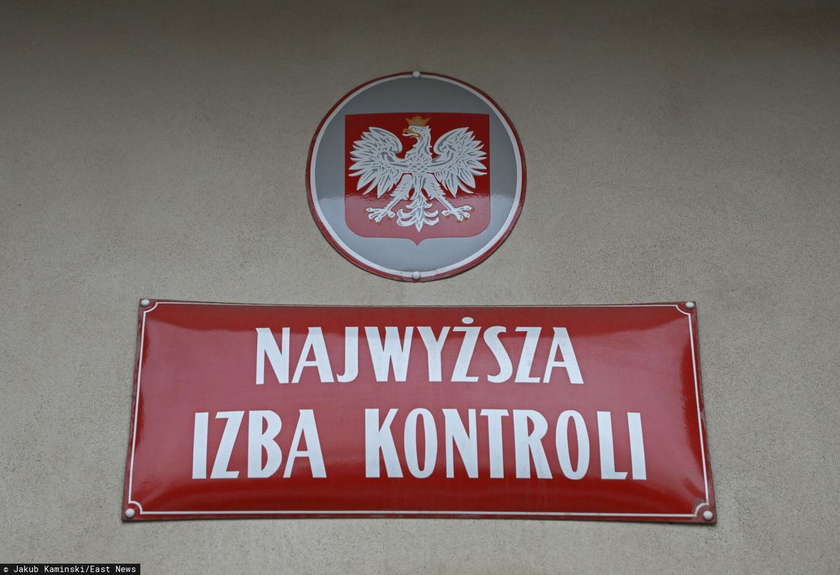 Tabliczka na siedzibie Najwyższej Izby Kontroli w Warszawie 