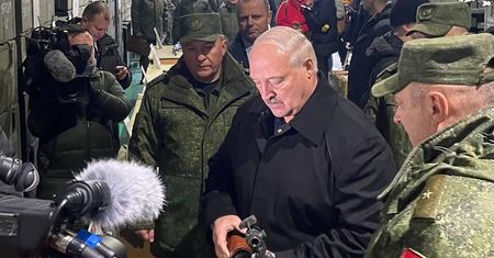 Łukaszenka dostał prezent. Internauci przypominają o polskim komendancie