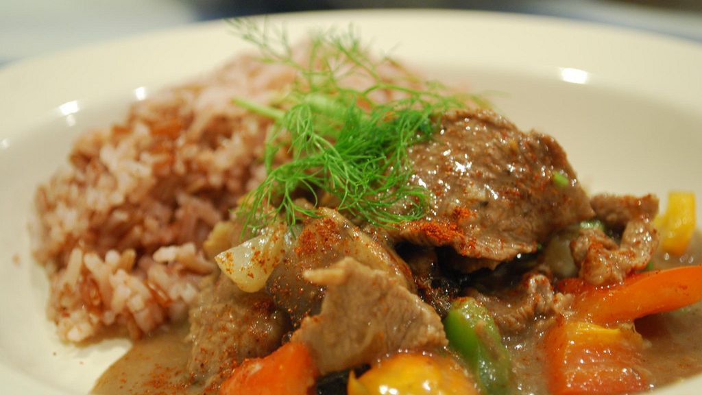 Duszone steki z wołowiny zrazowej dolnej (samo mięso, III klasa mięsa)