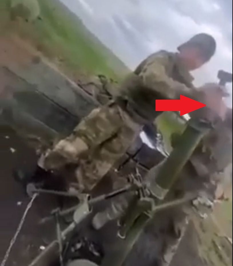 Rosyjski żołnierz w ostatniej chwili wyciągający źle załadowany przez młodszego rekruta pocisk moździerzowy.