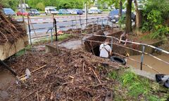 Gliwice. Stare opony i meble w potoku. Zwiększają ryzyko podtopień