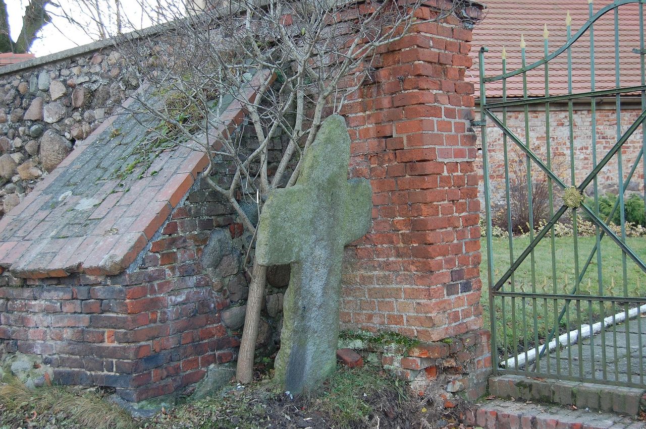 Turyści nie zwracają na nie uwagi. Oznaczają miejsca, gdzie popełniono zbrodnię