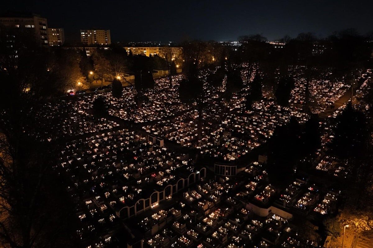 Zespół cmentarzy przy ul. Walecznych nocą we Wszystkich Świętych 2024