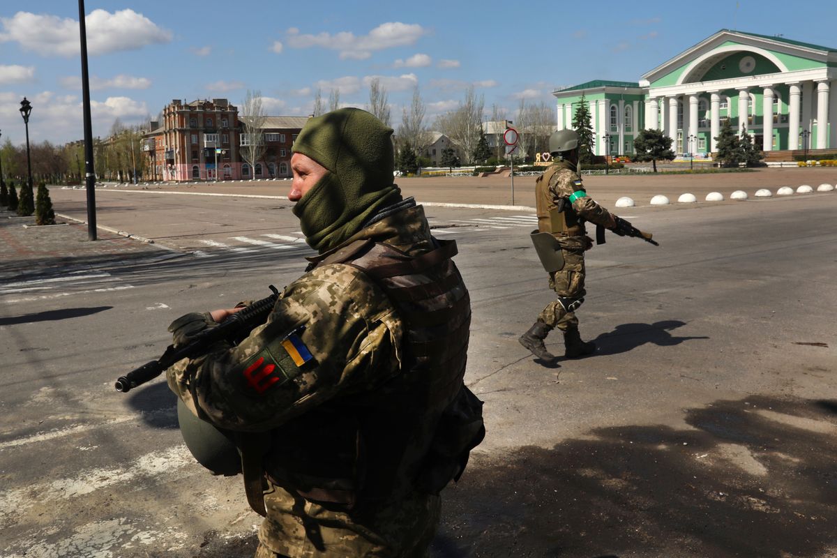 Rosjanie przerzucają rezerwy do Siewierodoniecka. "Tam wciąż toczą się walki". Na zdjęciu ukraińscy żołnierze w Siewierodoniecku