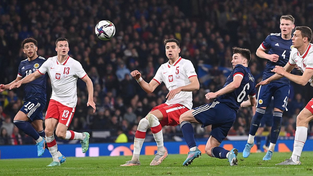 Getty Images / Stu Forster  / Moment, w którym Kieran Tierney (nr 6) strzela bramkę na 1:0 dla Szkocji