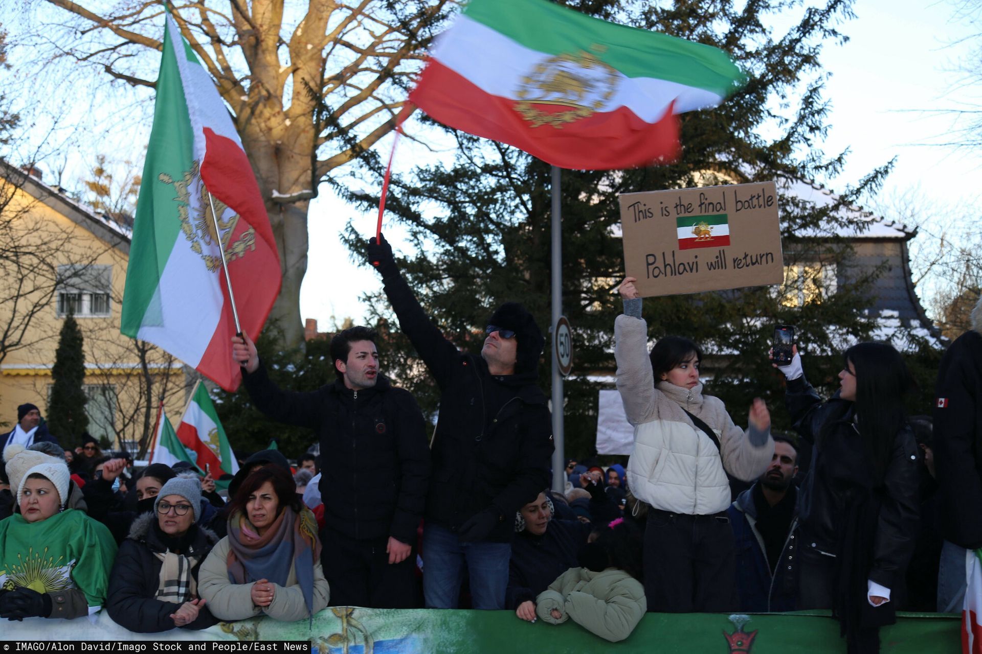 wiadomości,aktualności,WP Wiadomości Zerwali irańską flagę. Incydent na budynku ambasady w Berlinie