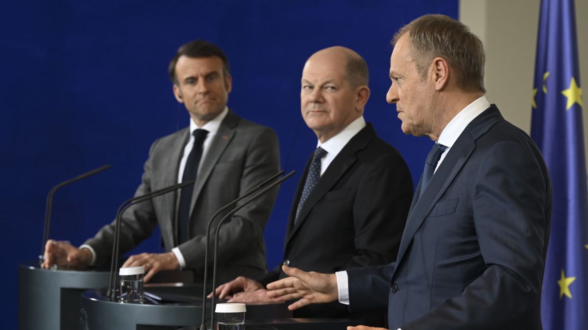 BERLIN, GERMANY - MARCH 15: Polish Prime Minister Donald Tusk (R) makes a speech during a joint press conference with German Chancellor Olaf Scholz (C) and French President Emmanuel Macron (L) following their meeting at the Chancellery Building in Berlin, Germany on March 15, 2024. (Photo by Halil Sagirkaya/Anadolu via Getty Images)