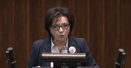 Elżbieta Witek na mównicy. Na sali słychać krzyki. "Nie przejmuję się"