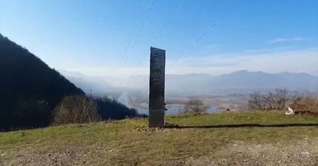 Tajemniczy monolit dotarł nie tylko do Polski