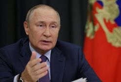 Nagi Putin na złotym sedesie. Pomnik, który pomoże Ukrainie